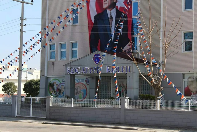 Okulun kapısında