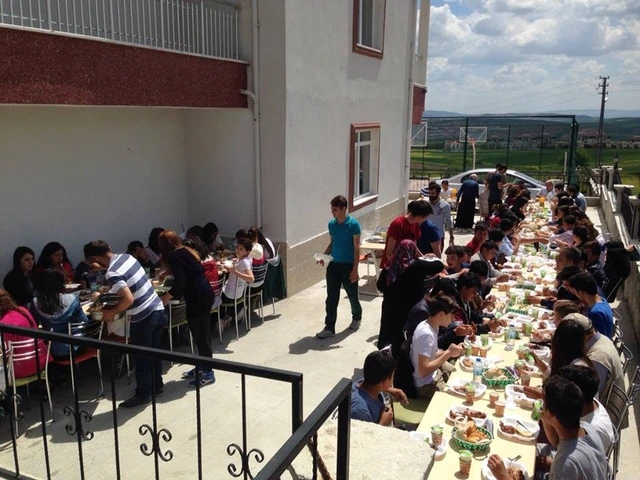 Okul bahçesinde birlikte
